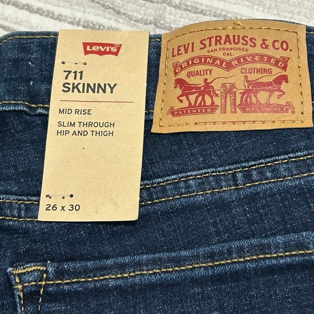 Levi's Distressed Skinny Fit Jeans | Women’s 2 / 26x30” | Mid-Rise - Picture 3 of 12